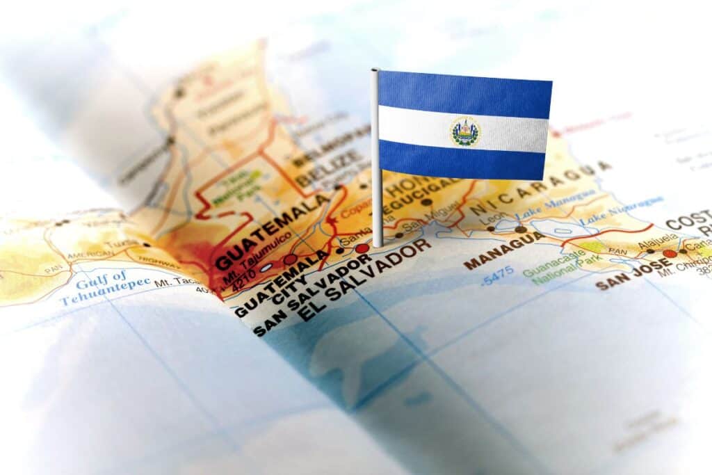 El Salvador på karta med flaggan som knappnål