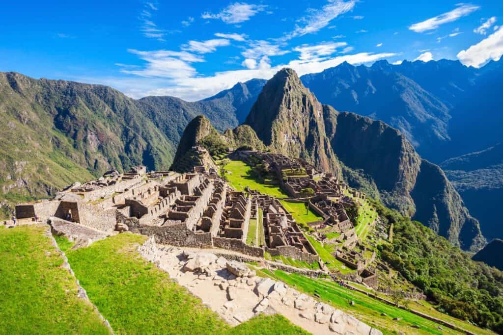 Machu Picchu med himmel och berg i bakgrunden