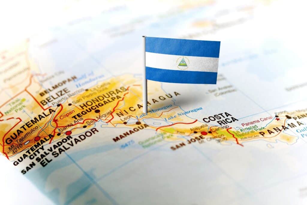 Nicaragua på karta med landets flagga som knappnål