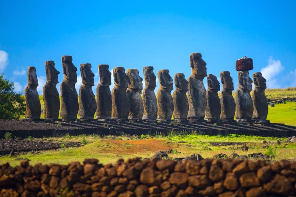 Moai statyerna på Påskön på rad under blå himmel