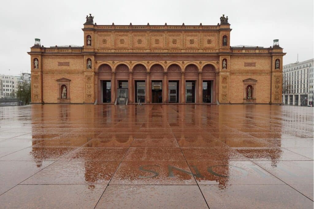 Hamburger Kunsthalle brun byggnad, vått väder