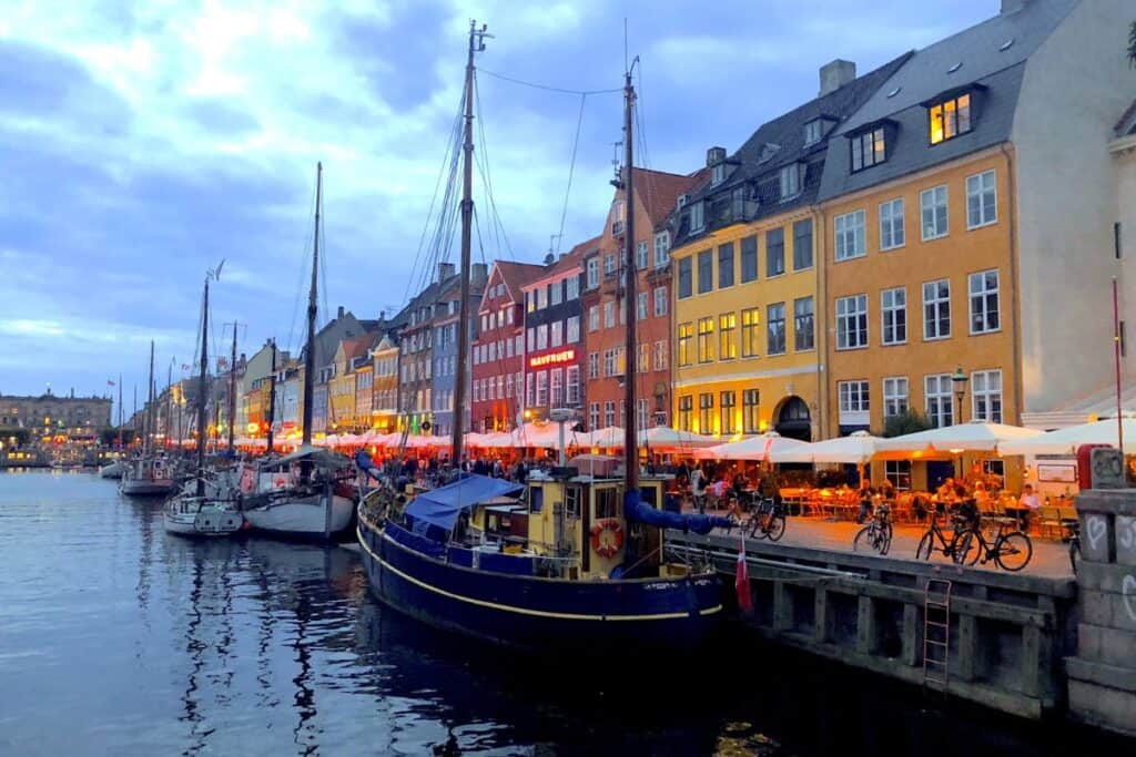 Byggnader och båtar vid Köpenhamn kvällstid