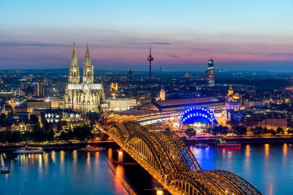 Köln panorama över staden på kvällstid