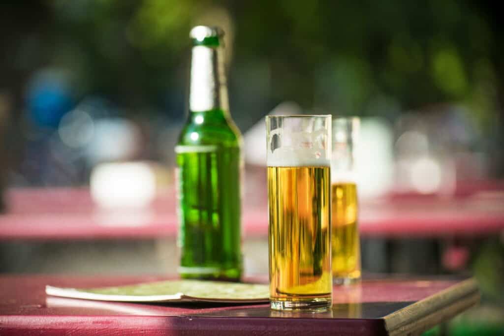 Kölsch öl, flaska och glas